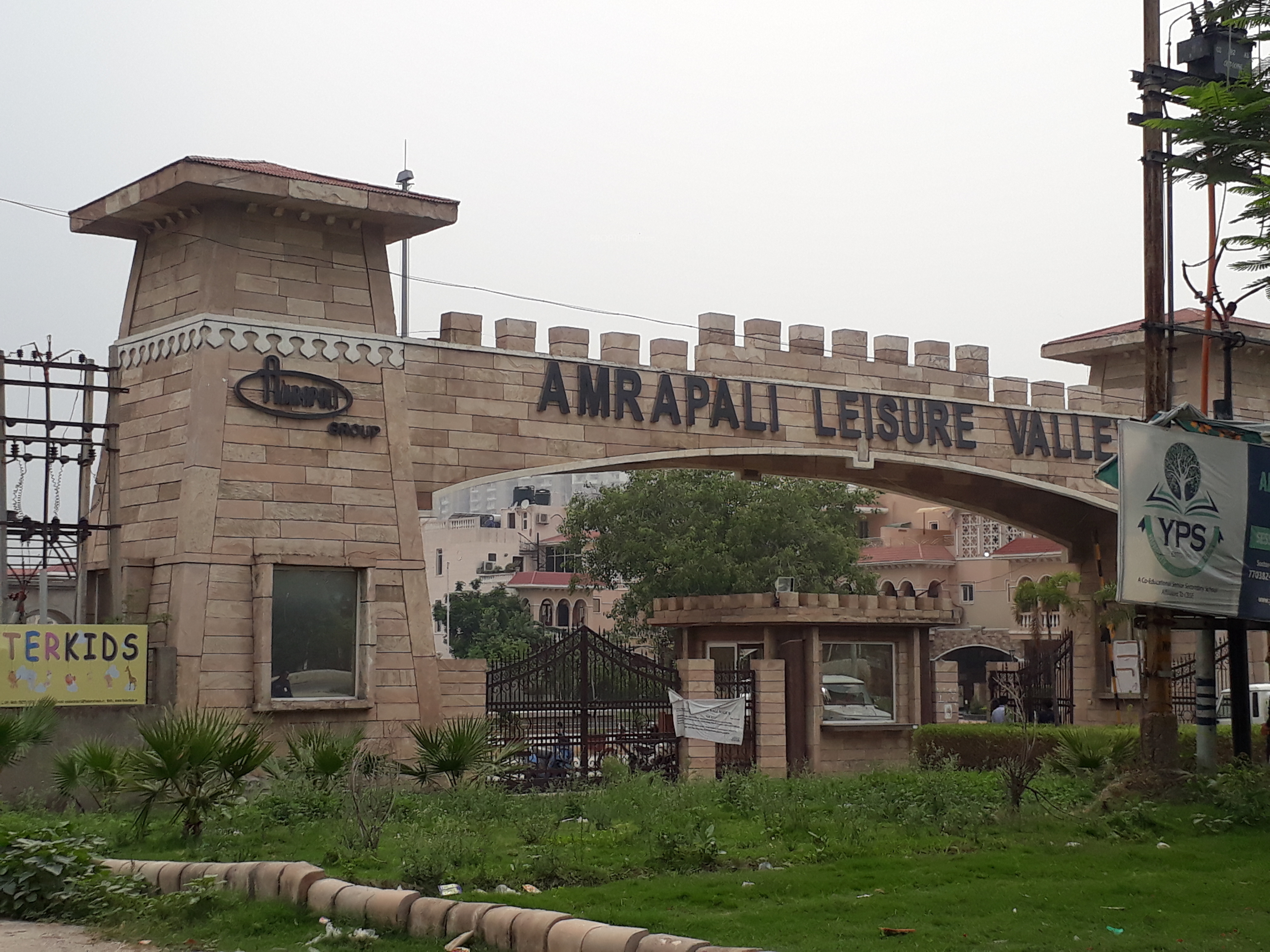 4 bhk + servant + 1 Room Expendable Independent House available for sale in Amrapali Leisure Valley Villa